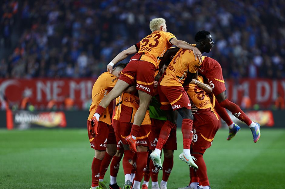 "Açılın şampiyon geliyor! Cimbom koşar adım beşinci yıldıza" Galatasaray'ın galibiyeti manşetlerde... 1