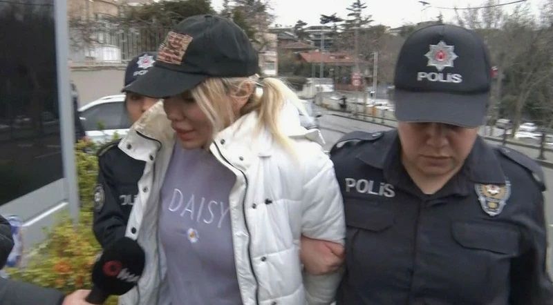 Ciciş kardeşlerden Esra Ersoy, 3 yılın ardından cezaevinden çıktı! Soluğu kuaförde aldı, son hali şaşkına çevirdi! 2