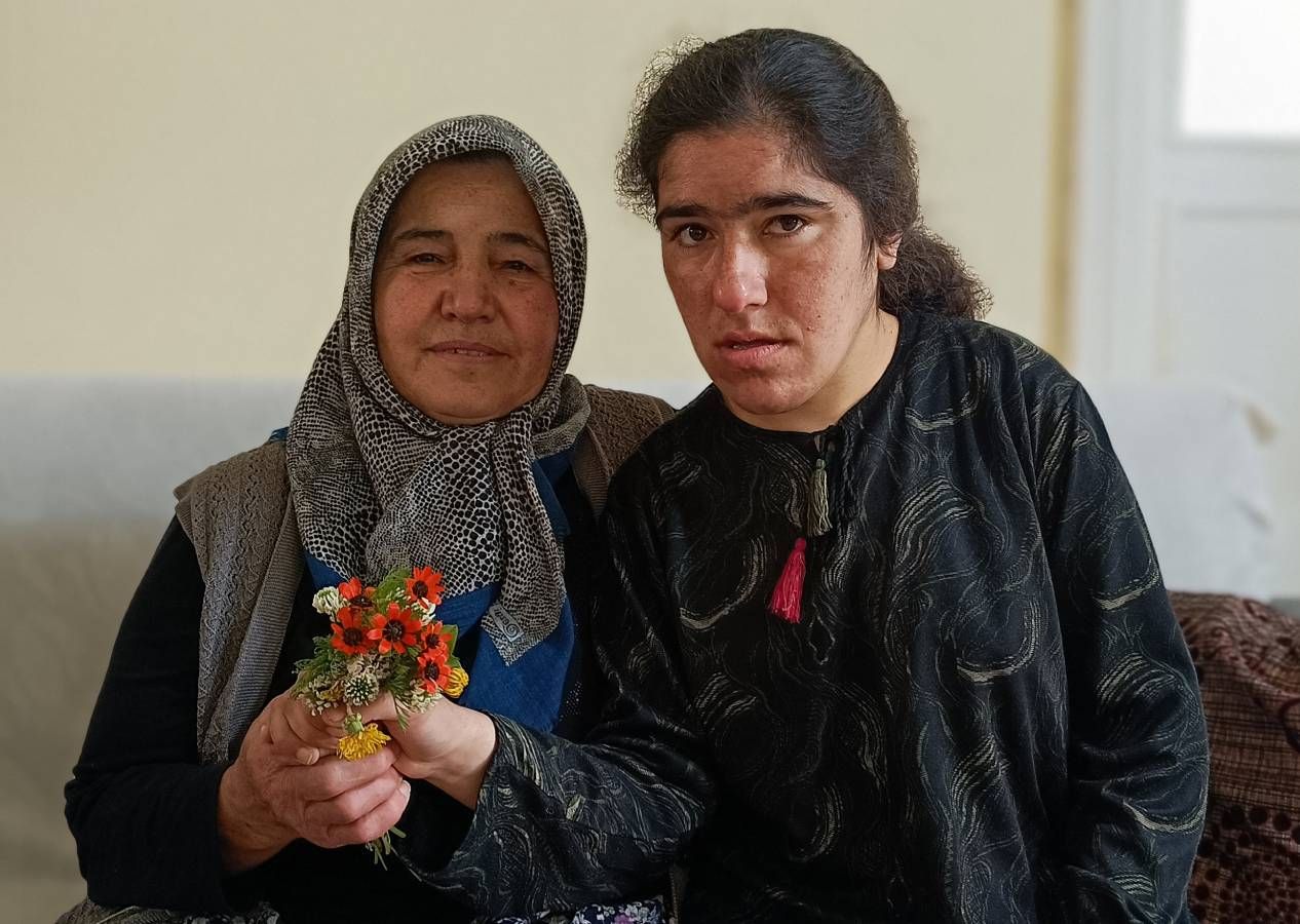 Ömrünü yatalak ve engelli çocuklarına adayan cennet anneler... Kayseri'den iki anne, iki insan manzarası 3