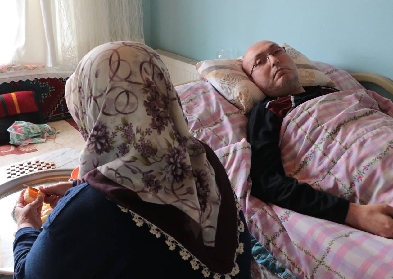 Ömrünü yatalak ve engelli çocuklarına adayan cennet anneler... Kayseri'den iki anne, iki insan manzarası 7