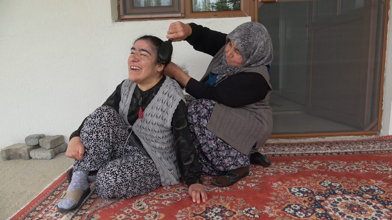 Ömrünü yatalak ve engelli çocuklarına adayan cennet anneler... Kayseri'den iki anne, iki insan manzarası 1
