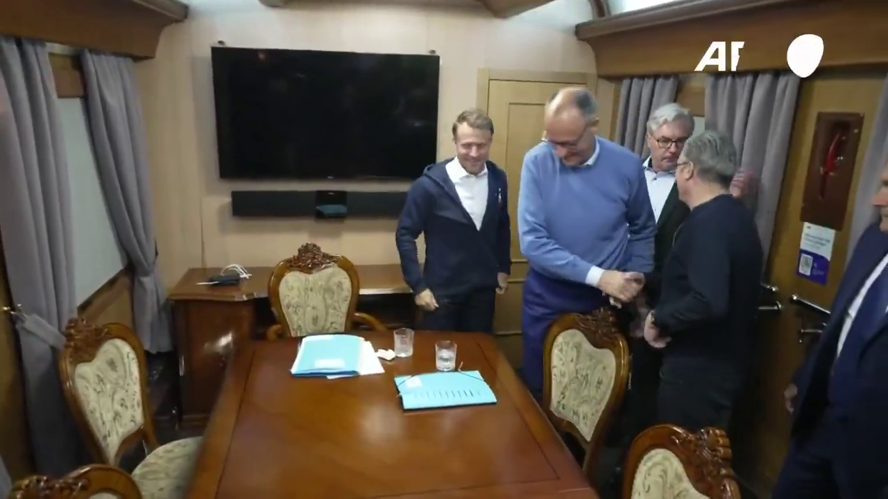 Avrupa bu görüntüyle sarsıldı! "Beyaz toz" skandalı! Macron, Starmer ve Merz trende ne sakladı? 2