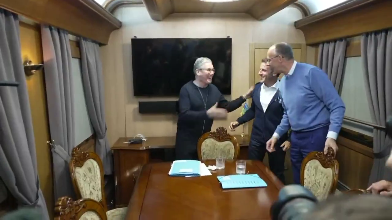 Avrupa bu görüntüyle sarsıldı! "Beyaz toz" skandalı! Macron, Starmer ve Merz trende ne sakladı? 4