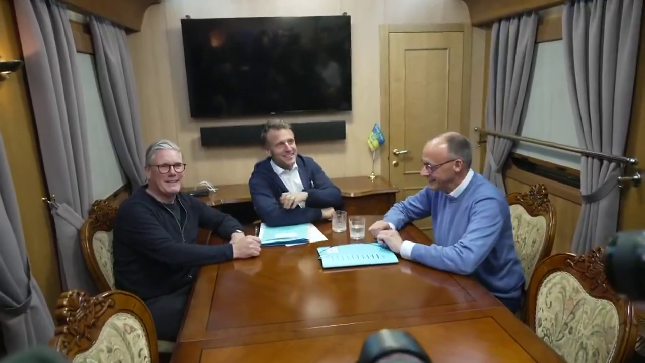 Avrupa bu görüntüyle sarsıldı! "Beyaz toz" skandalı! Macron, Starmer ve Merz trende ne sakladı? 7