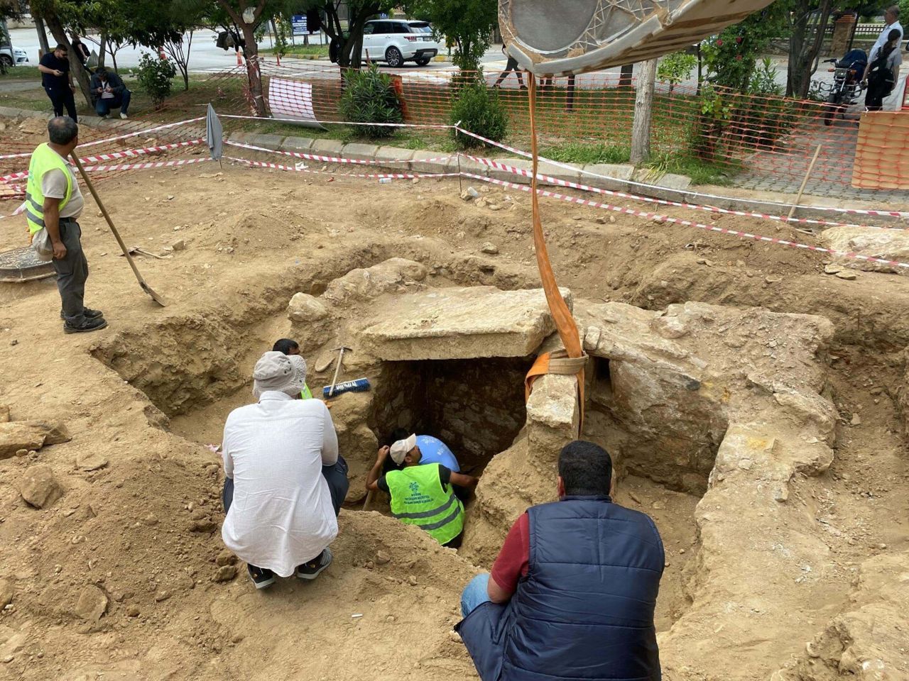 Aydın'ın göbeğinde yol çalışması sırasında Roma dönemine ait kral mezarı bulundu 2