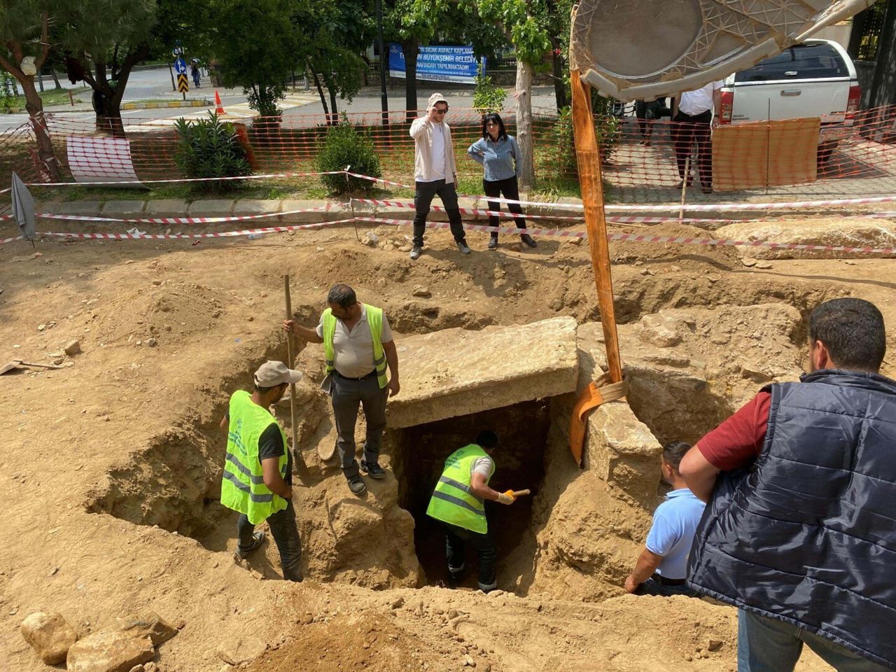 Aydın'ın göbeğinde yol çalışması sırasında Roma dönemine ait kral mezarı bulundu 1