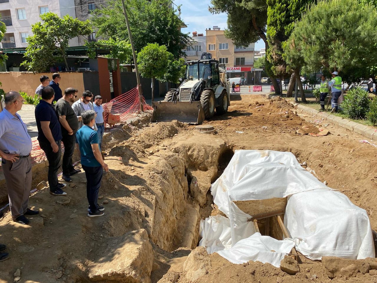 Aydın'ın göbeğinde yol çalışması sırasında Roma dönemine ait kral mezarı bulundu 3