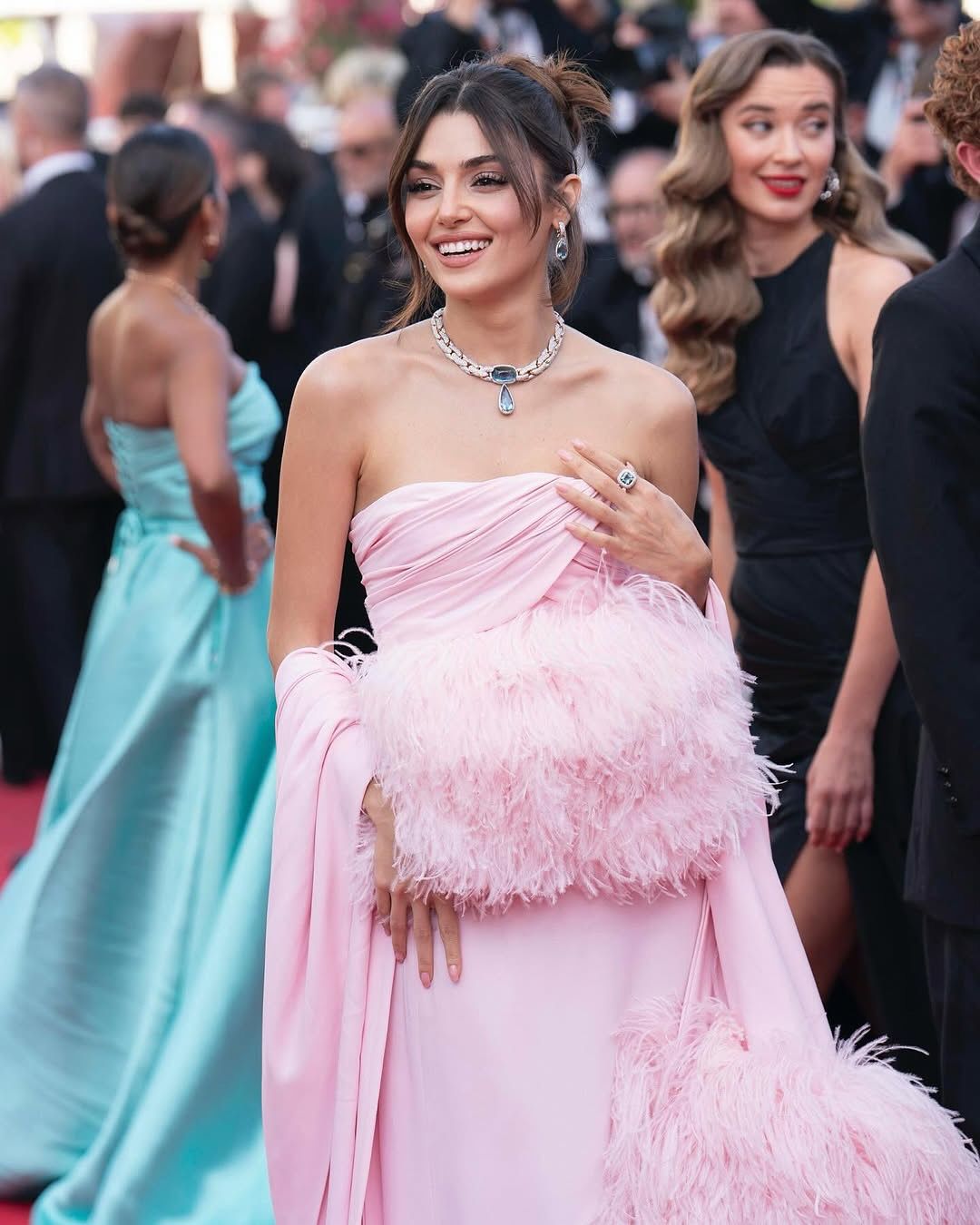 Hande Erçel’in 78. Cannes Film Festivali’ndeki tarzı çok konuşuldu! Elbisenin belden aşağısı alay konusu oldu 2