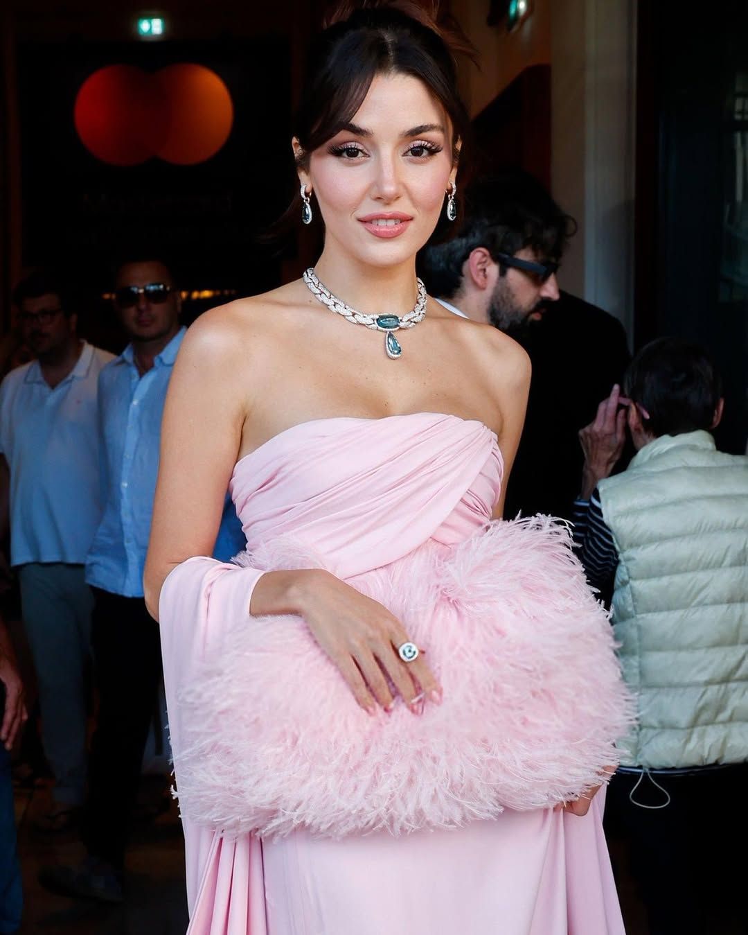 Hande Erçel’in 78. Cannes Film Festivali’ndeki tarzı çok konuşuldu! Elbisenin belden aşağısı alay konusu oldu 4