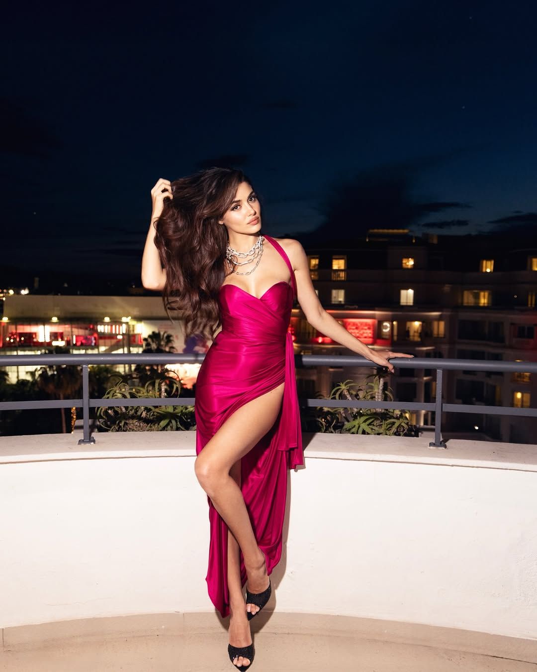 Hande Erçel, Cannes Film Festivali’nde mor elbisesiyle göz kamaştırdı! 8