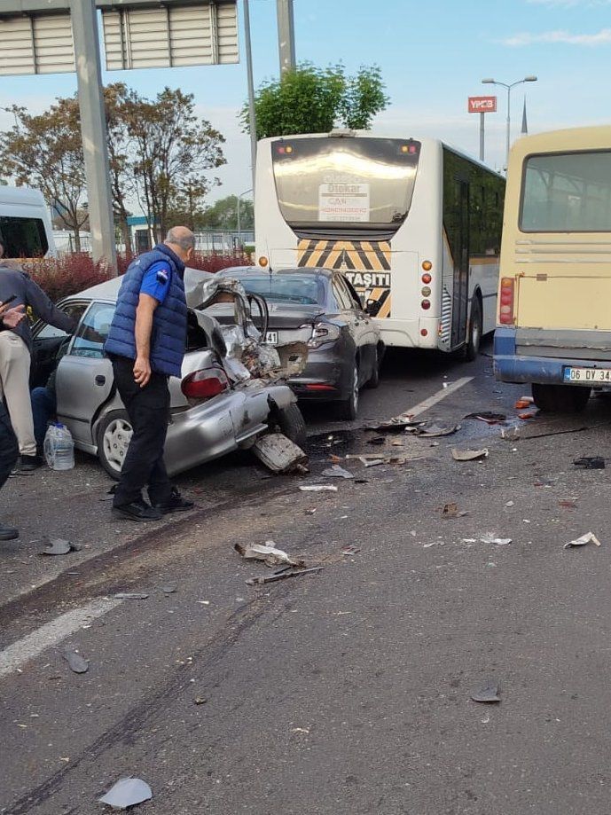 Ankara'da yürekler ağza geldi! Kırmızı ışıkta bekleyen araçlara minibüs çarptı: 14 yaralı 6