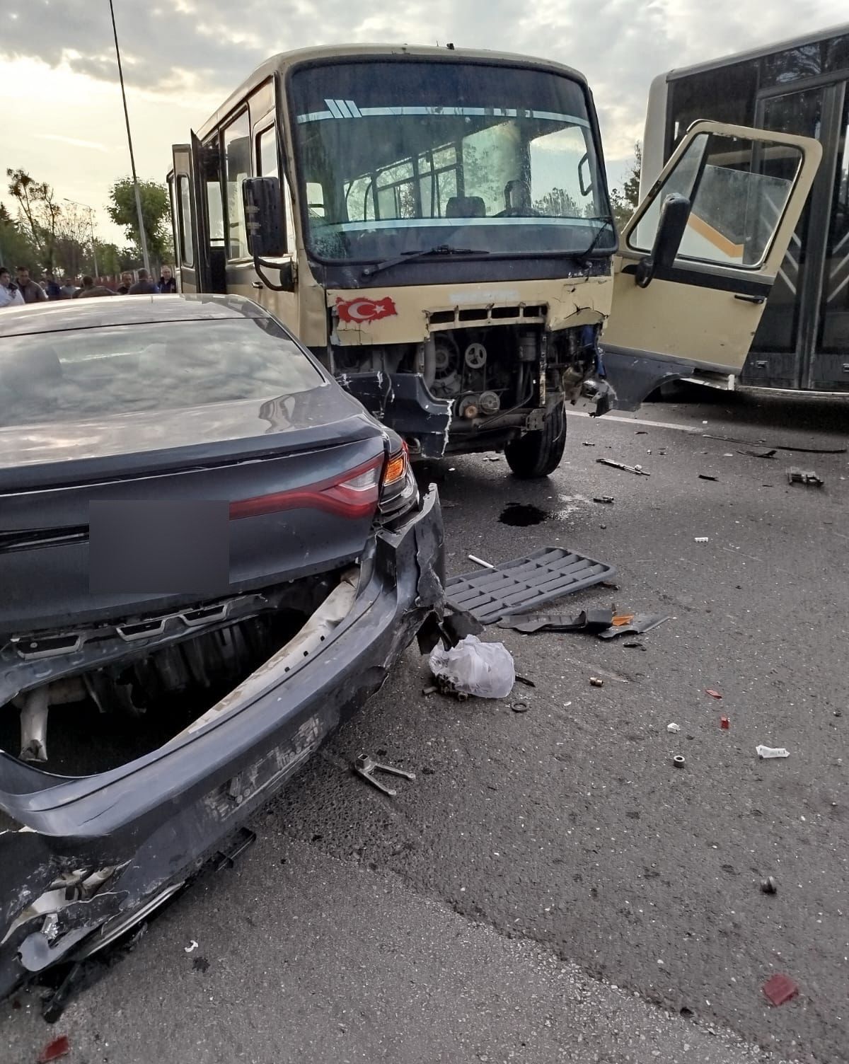 Ankara'da yürekler ağza geldi! Kırmızı ışıkta bekleyen araçlara minibüs çarptı: 14 yaralı 7
