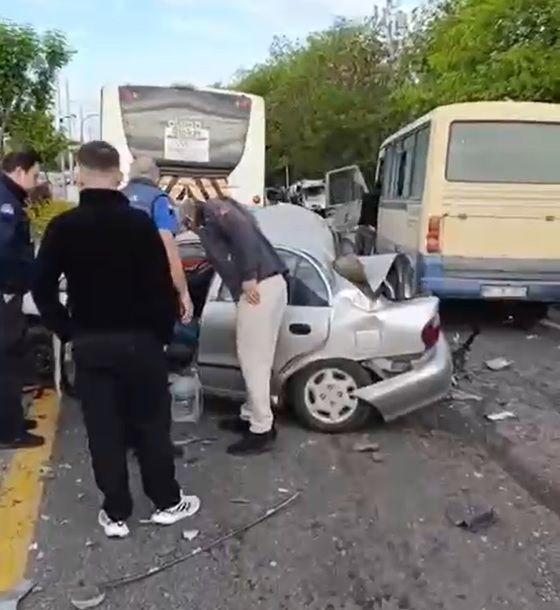 Ankara'da yürekler ağza geldi! Kırmızı ışıkta bekleyen araçlara minibüs çarptı: 14 yaralı 4