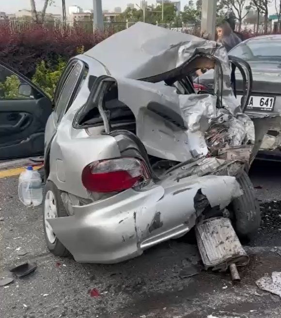 Ankara'da yürekler ağza geldi! Kırmızı ışıkta bekleyen araçlara minibüs çarptı: 14 yaralı 3