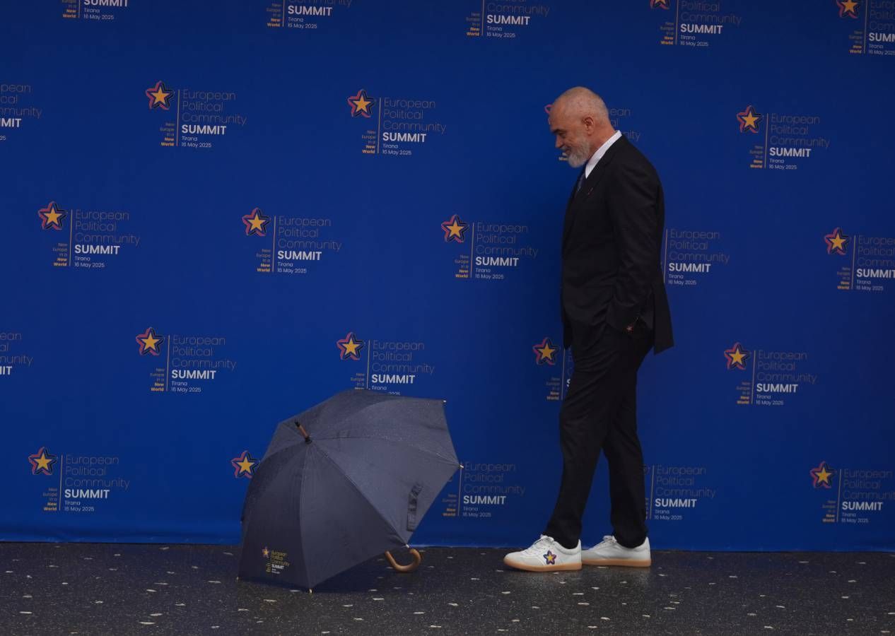 Arnavutluk Başbakanı Edi Rama 27 ülkenin liderini beyaz spor ayakkabıyla karşıladı 1