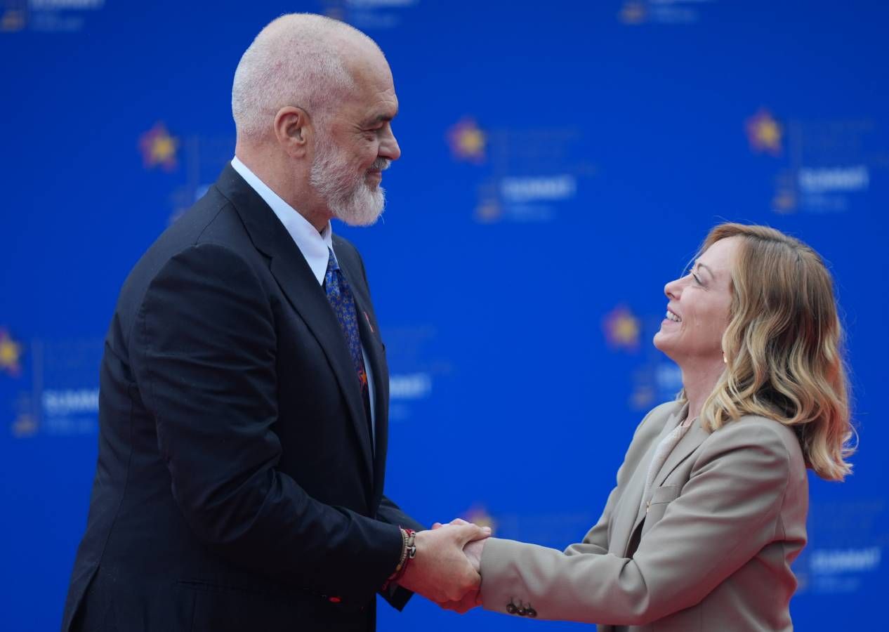 Arnavutluk Başbakanı Edi Rama 27 ülkenin liderini beyaz spor ayakkabıyla karşıladı 5