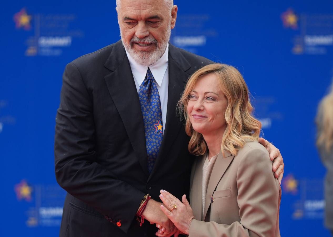 Arnavutluk Başbakanı Edi Rama 27 ülkenin liderini beyaz spor ayakkabıyla karşıladı 2