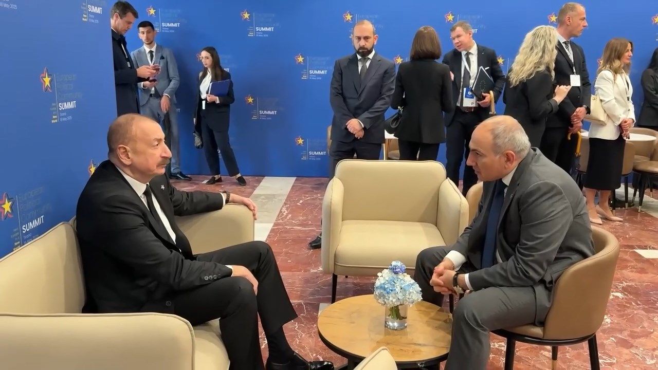 Arnavutluk Başbakanı Edi Rama 27 ülkenin liderini beyaz spor ayakkabıyla karşıladı 7