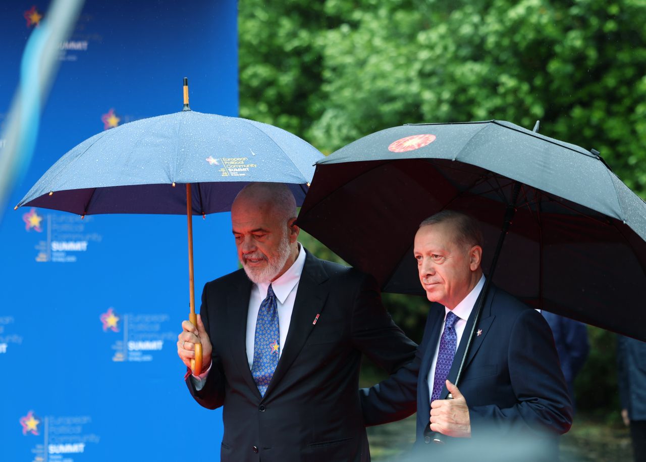 Arnavutluk Başbakanı Edi Rama 27 ülkenin liderini beyaz spor ayakkabıyla karşıladı 8