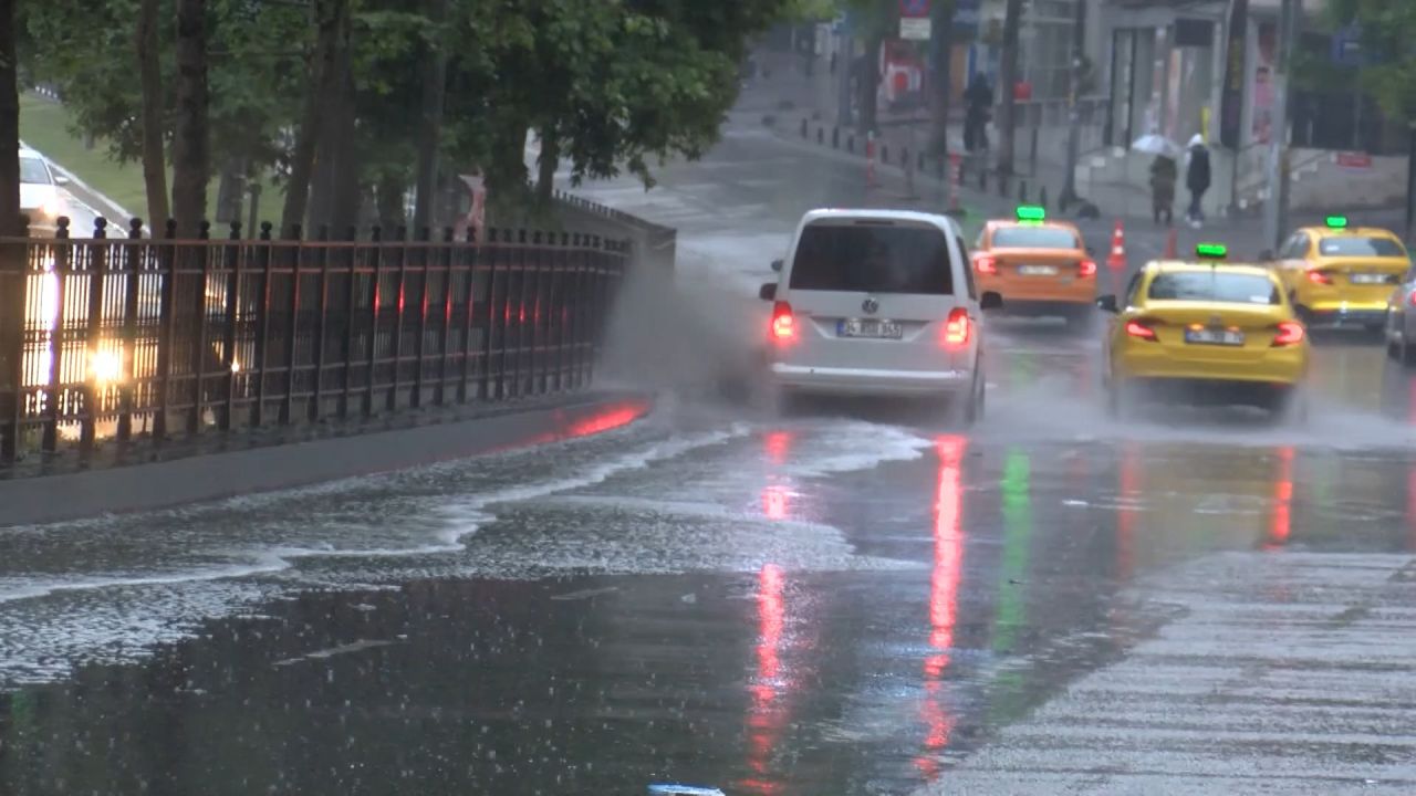 Şakası yok! Ani elektrik fırtınaları bekleniyor: Cep telefonunuzla konuşmaya ara vermeniz tavsiye olunur 8
