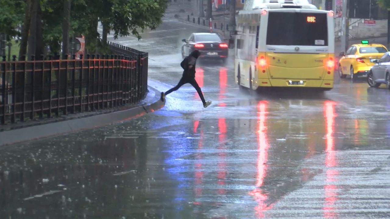 Şakası yok! Ani elektrik fırtınaları bekleniyor: Cep telefonunuzla konuşmaya ara vermeniz tavsiye olunur 1