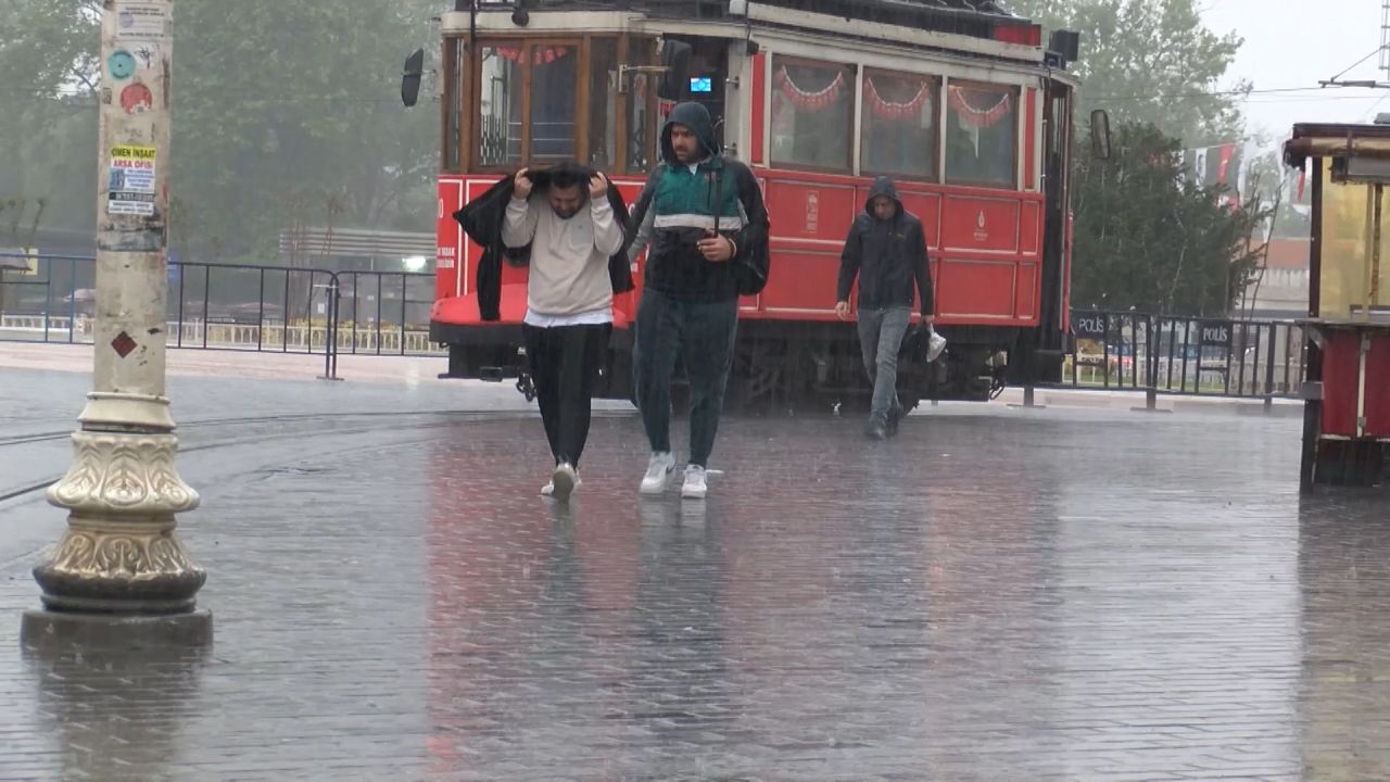 Şakası yok! Ani elektrik fırtınaları bekleniyor: Cep telefonunuzla konuşmaya ara vermeniz tavsiye olunur 10