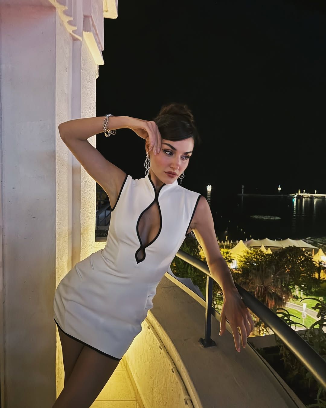 Hande Erçel, kırmızı süper mini elbisesi ve derin dekoltesiyle Cannes'i kasıp kavurdu! 11