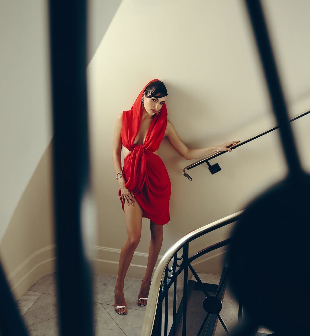 Hande Erçel, kırmızı süper mini elbisesi ve derin dekoltesiyle Cannes'i kasıp kavurdu! 12