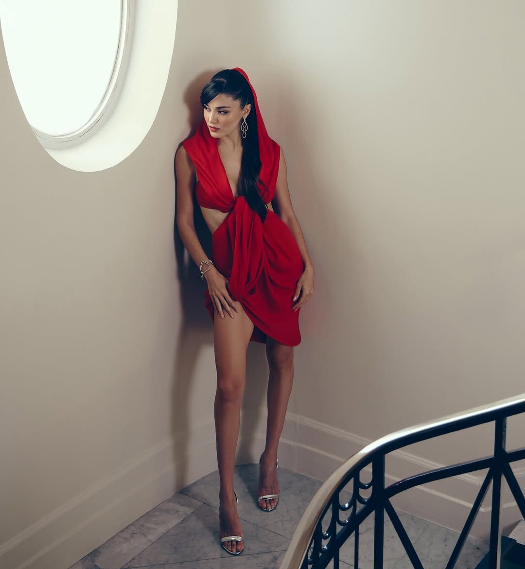 Hande Erçel, kırmızı süper mini elbisesi ve derin dekoltesiyle Cannes'i kasıp kavurdu! 7