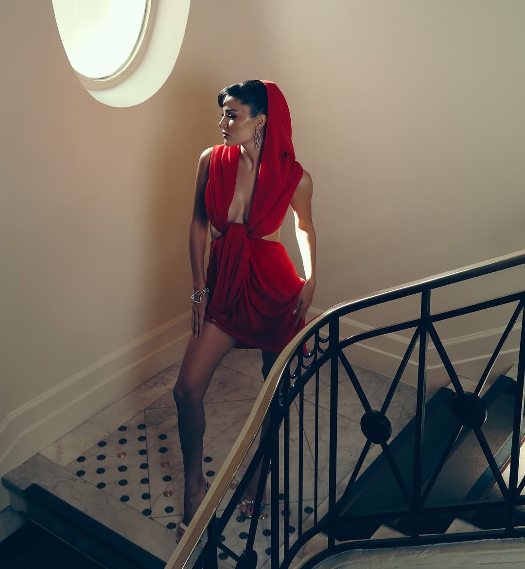 Hande Erçel, kırmızı süper mini elbisesi ve derin dekoltesiyle Cannes'i kasıp kavurdu! 15