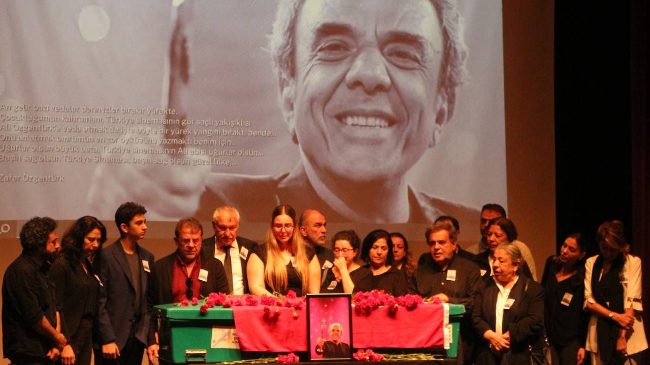 Türk sinemasının usta ismi Ali Özgentürk memleketi Adana'da son yolculuğuna uğurlandı 7