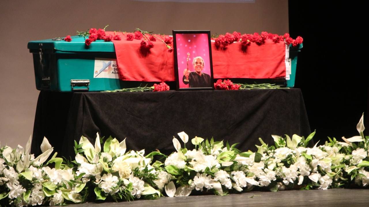 Türk sinemasının usta ismi Ali Özgentürk memleketi Adana'da son yolculuğuna uğurlandı 6