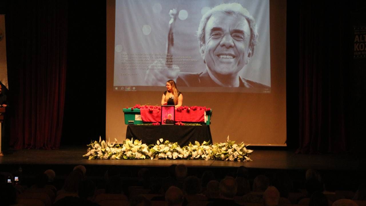 Türk sinemasının usta ismi Ali Özgentürk memleketi Adana'da son yolculuğuna uğurlandı 3