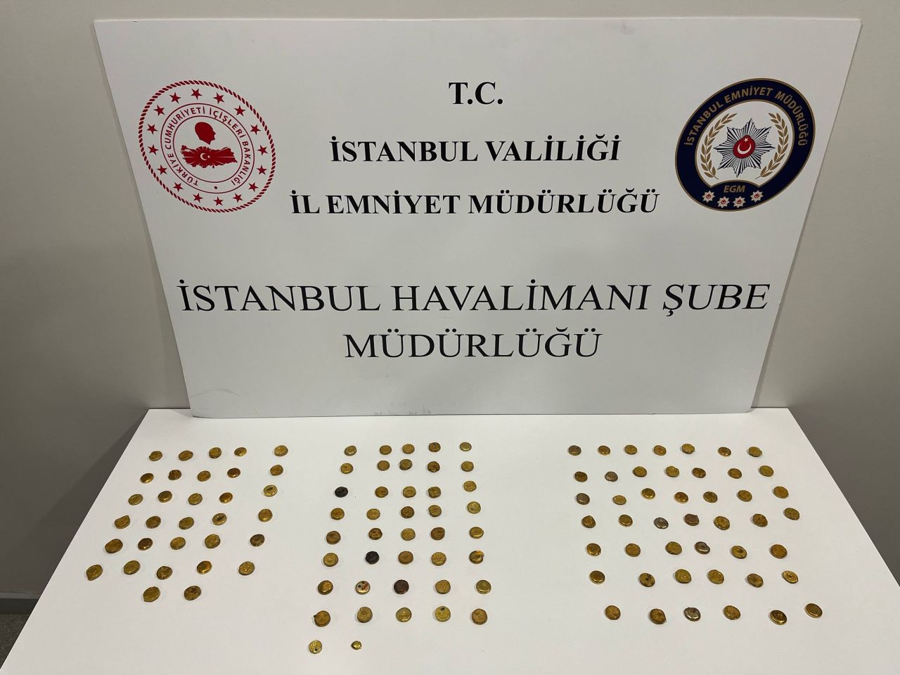 İstanbul Havalimanı’nda inanılmaz olay: 3 kadın 6 kilo altını cinsel organlarında saklamış! 7