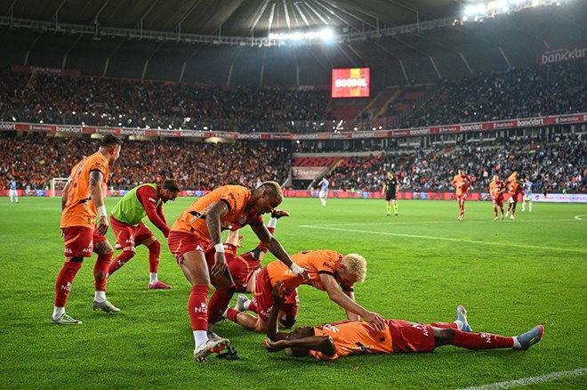 Galatasaray tribünlerinden Jose Mourinho'ya olay pankart! 1