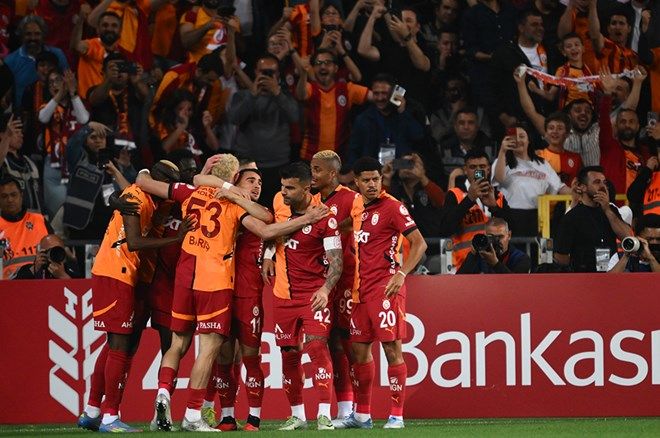 Galatasaray tribünlerinden Jose Mourinho'ya olay pankart! 2