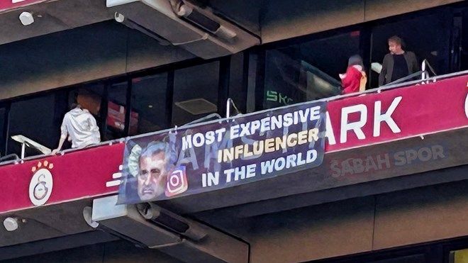 Galatasaray tribünlerinden Jose Mourinho'ya olay pankart! 4