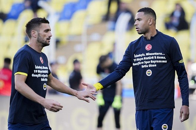Kadıköy'de Ali Koç, yönetim ve futbolculara görülmemiş tepki! 1
