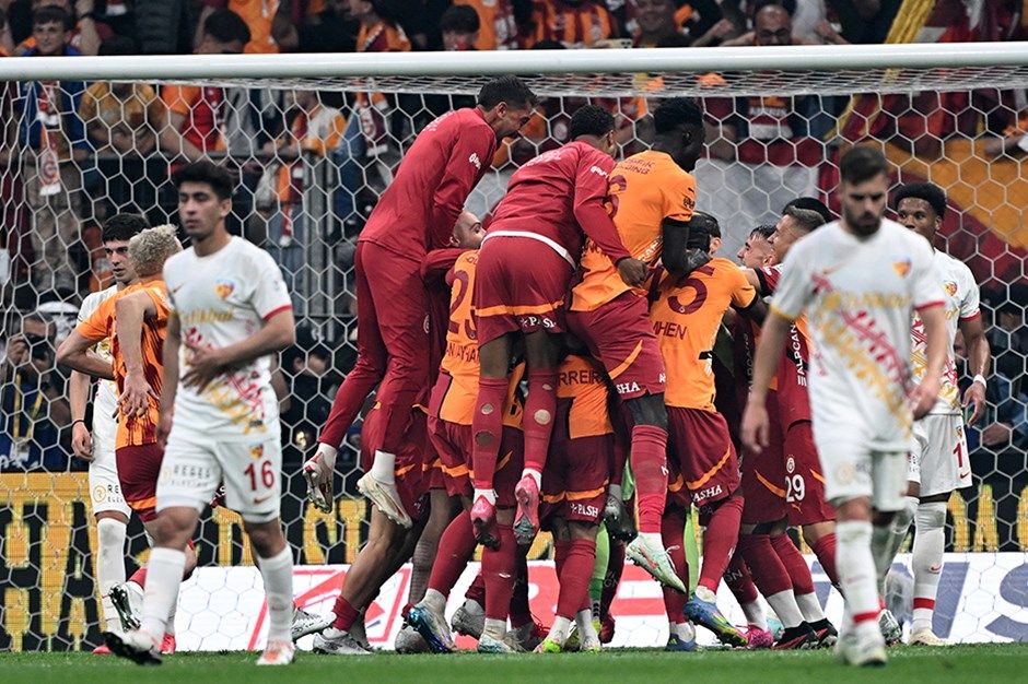 Galatasaray'da şampiyonluk yüklendi! Fenerbahçe ve Beşiktaş'a peş peşe gönderme... 3