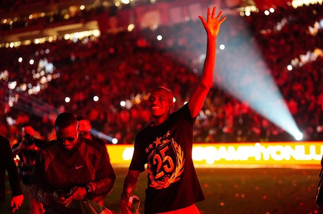 Galatasaraylı futbolcular 25. şampiyonluğu ve 5. yıldızı doyasıya kutladı 10