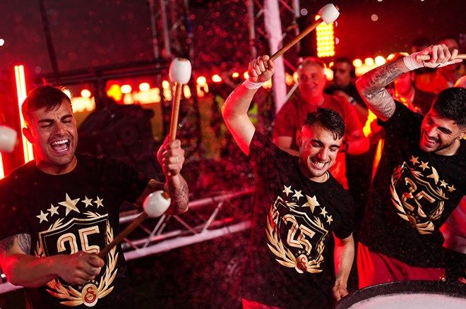 Galatasaraylı futbolcular 25. şampiyonluğu ve 5. yıldızı doyasıya kutladı 11