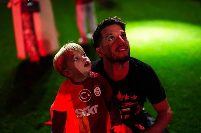 Galatasaraylı futbolcular 25. şampiyonluğu ve 5. yıldızı doyasıya kutladı 12