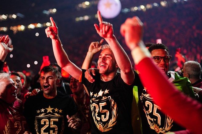 Galatasaraylı futbolcular 25. şampiyonluğu ve 5. yıldızı doyasıya kutladı 13