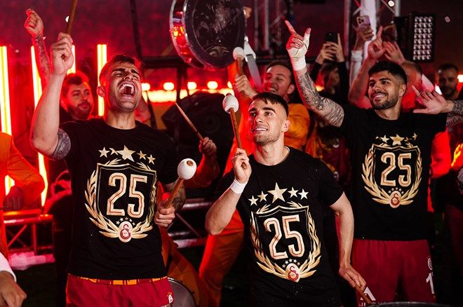 Galatasaraylı futbolcular 25. şampiyonluğu ve 5. yıldızı doyasıya kutladı 14