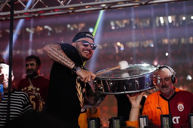 Galatasaraylı futbolcular 25. şampiyonluğu ve 5. yıldızı doyasıya kutladı 15