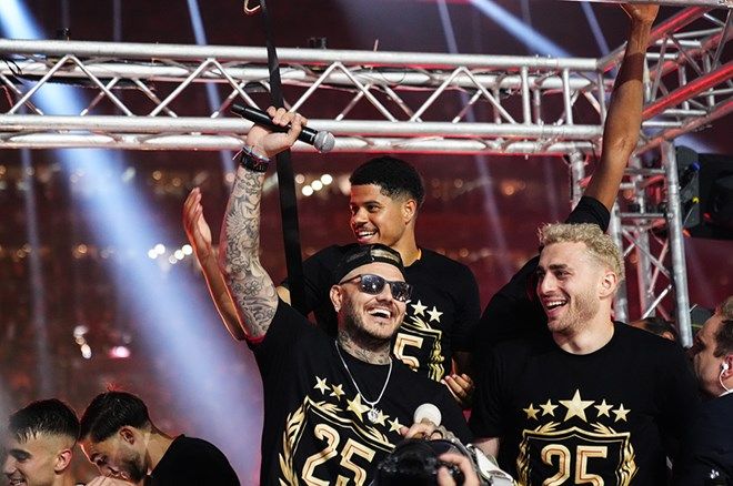 Galatasaraylı futbolcular 25. şampiyonluğu ve 5. yıldızı doyasıya kutladı 16