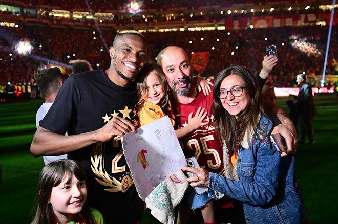 Galatasaraylı futbolcular 25. şampiyonluğu ve 5. yıldızı doyasıya kutladı 17