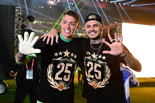 Galatasaraylı futbolcular 25. şampiyonluğu ve 5. yıldızı doyasıya kutladı 19