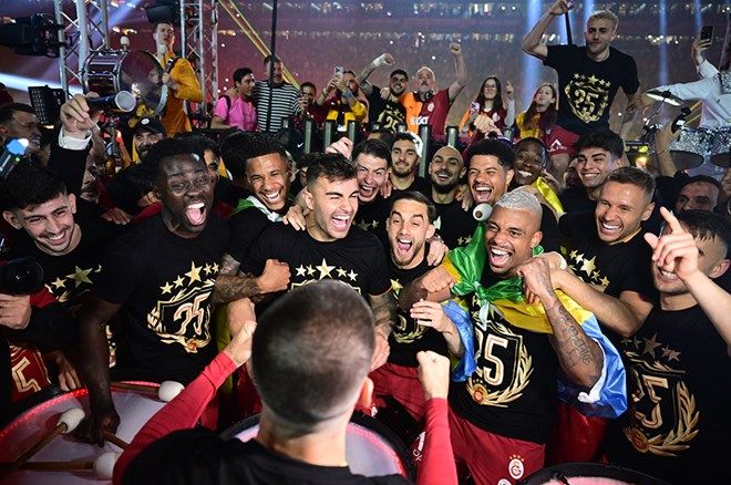 Galatasaraylı futbolcular 25. şampiyonluğu ve 5. yıldızı doyasıya kutladı 2