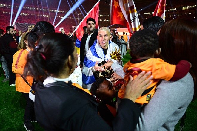 Galatasaraylı futbolcular 25. şampiyonluğu ve 5. yıldızı doyasıya kutladı 20